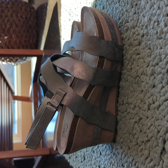Yoki metallic pewter platform/wedge size 8.5 - Picture 3 of 5